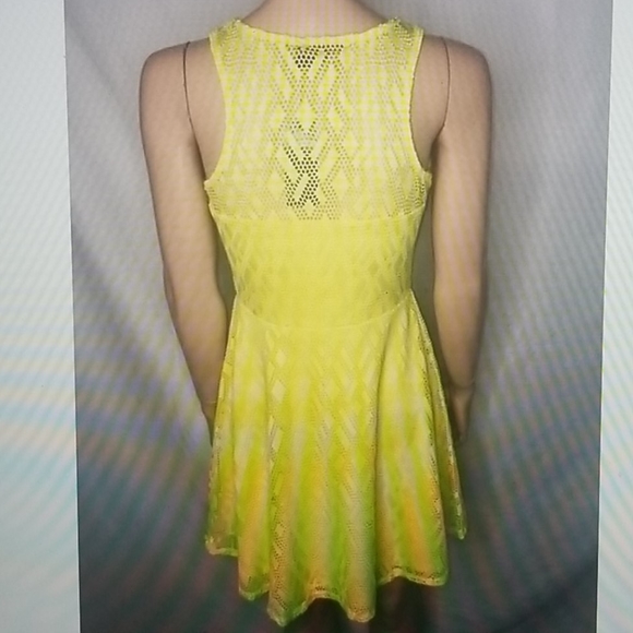 Sleeveless dress - Picture 8 of 9